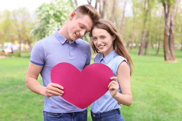 Felice Giovane Coppia Con Cuore Carta Nel Parco Giorno Primavera — Foto Stock