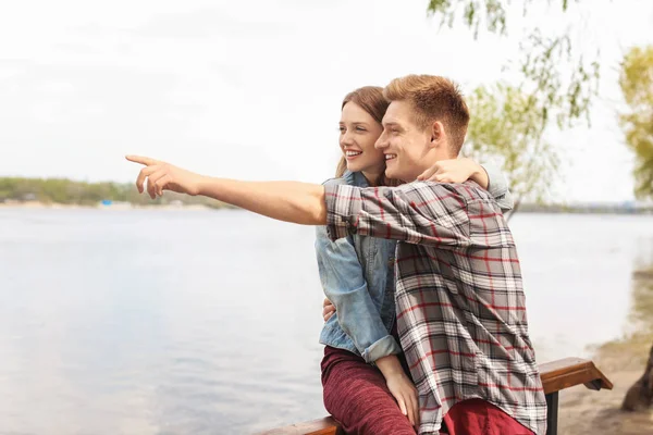 Felice Giovane Coppia Vicino Fiume Giorno Primavera — Foto Stock