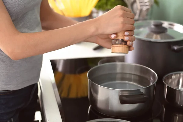 Ung Kvinna Matlagning Köket — Stockfoto