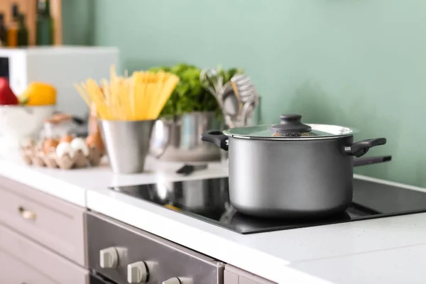 Elektrisch Fornuis Met Stewpan Keuken — Stockfoto