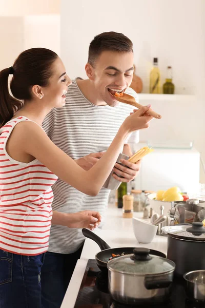 Tineri Cuplu Gătit Împreună Bucătărie — Fotografie, imagine de stoc