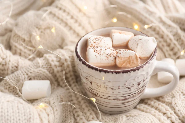 Tasse Heißen Kakao Mit Marshmallows Auf Warmem Karo — Stockfoto