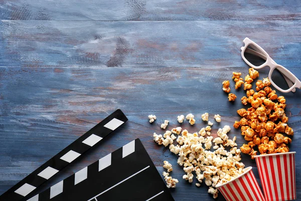 Kompozycja Smaczne Popcorn Clapperboard Podłoże Drewniane — Zdjęcie stockowe