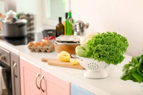 Sieb Mit Frischem Gemüse Auf Dem Tisch Der Küche — Stockfoto