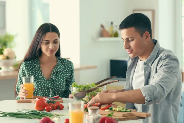 Junger Mann Kocht Mit Freundin Küche — Stockfoto