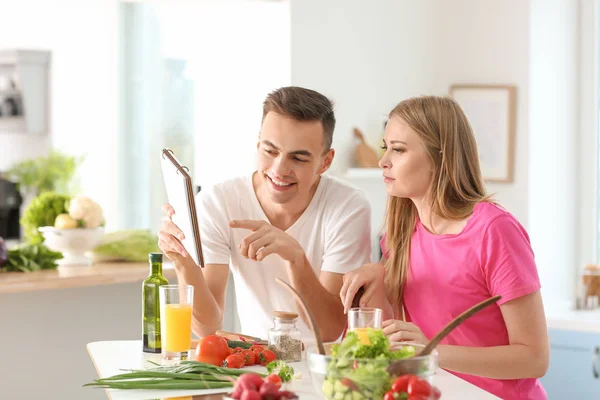 Freunde Mit Rezeptbuch Kochen Gemeinsam Der Küche — Stockfoto