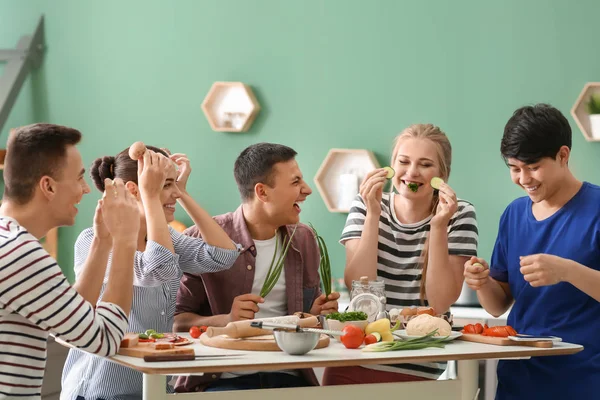 Jóvenes Amigos Divierten Mientras Cocinan Cocina —  Fotos de Stock