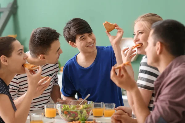 Amigos Comiendo Mesa Cocina —  Fotos de Stock