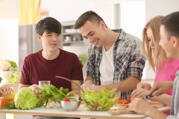 Freunde Kochen Gemeinsam Der Küche — Stockfoto