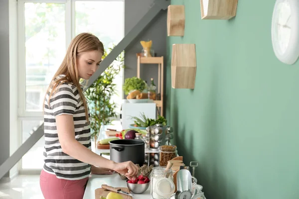 Junge Frau Kocht Küche — Stockfoto