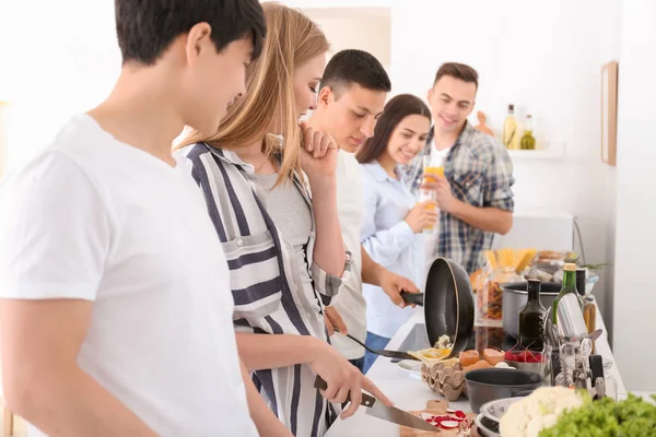 Freunde Kochen Gemeinsam Der Küche — Stockfoto