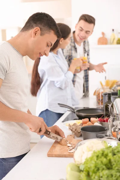 Junger Mann Kocht Mit Freunden Küche — Stockfoto