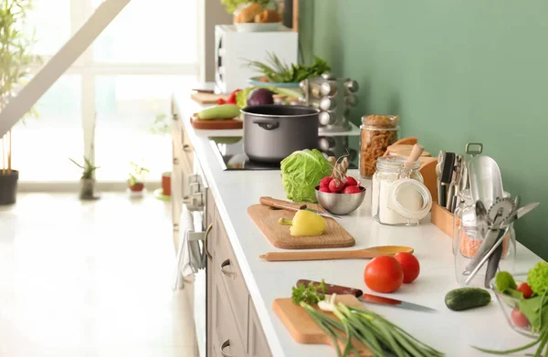 Kochutensilien Mit Frischem Gemüse Auf Dem Tisch Der Modernen Küche — Stockfoto