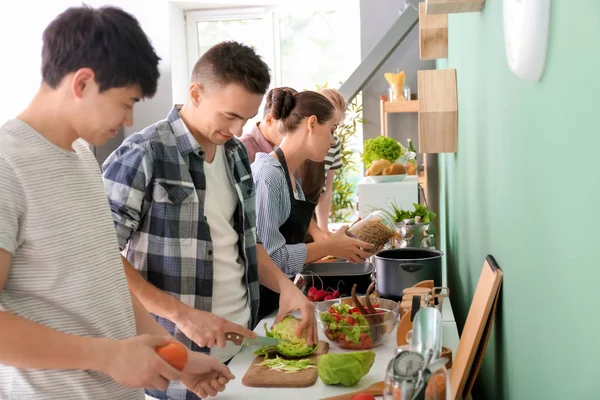 Freunde Kochen Gemeinsam Der Küche — Stockfoto