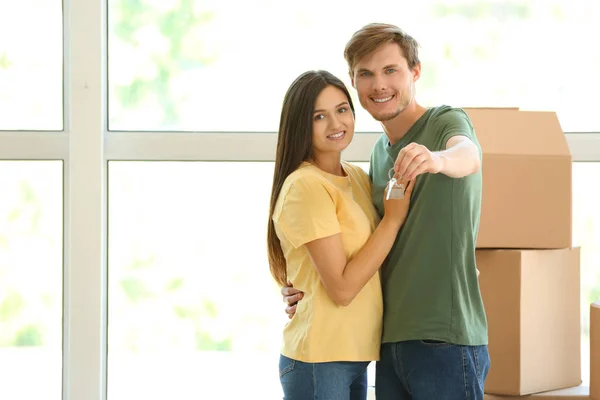 Jonge Gelukkige Paar Met Sleutel Van Hun Nieuwe Huis Verhuisdozen — Stockfoto