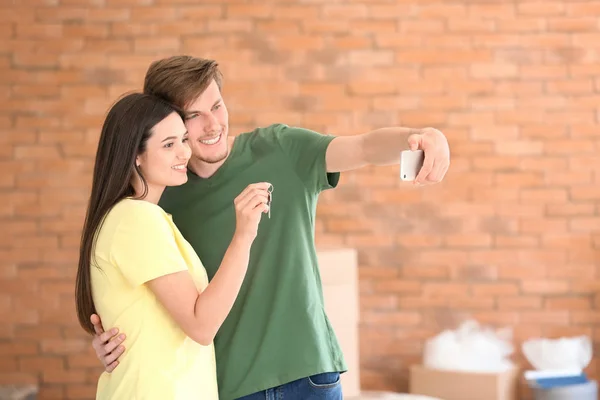 Young Happy Couple Taking Selfie Key New House Indoors — Stock Photo, Image