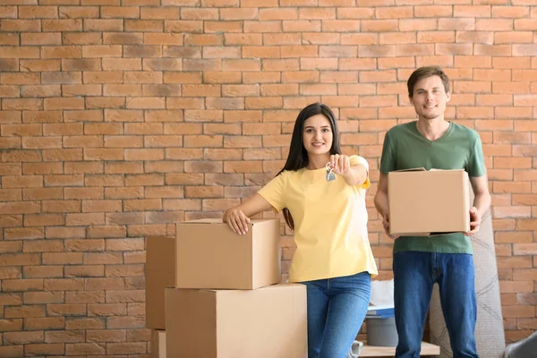 Young Happy Couple Key New House Moving Boxes Indoors — Stock Photo, Image
