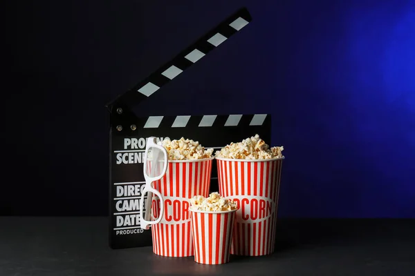 Emmers Met Lekkere Popcorn Film Klepel Donkere Achtergrond — Stockfoto