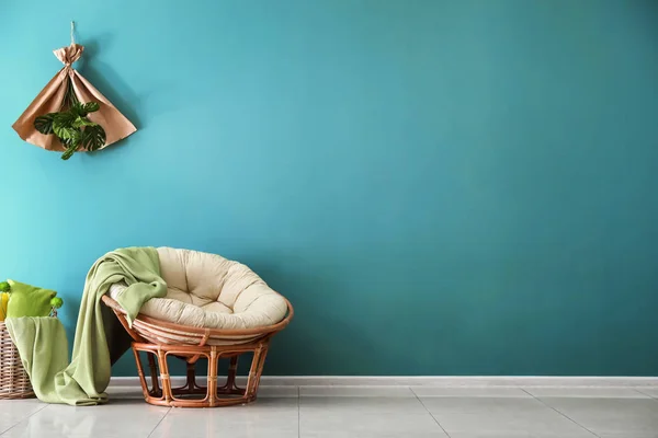 Comfortable Armchair Wicker Basket Color Wall — Stock Photo, Image