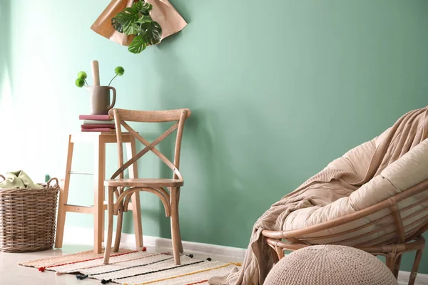 室内での色の壁の近くのスタイリッシュな家具 — ストック写真
