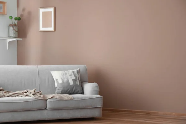 Oturma Odasında Renk Duvarının Yakınında Rahat Kanepe — Stok fotoğraf