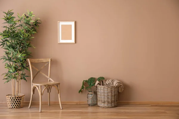 Dřevěná Židle Proutěný Koš Rostlinné Barvy Zdi — Stock fotografie