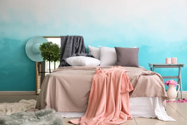 Big Bed Color Wall Interior — Stock Photo, Image