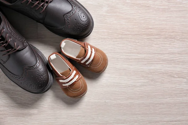 Zapatos Grandes Pequeños Sobre Fondo Claro Día Del Padre — Foto de Stock