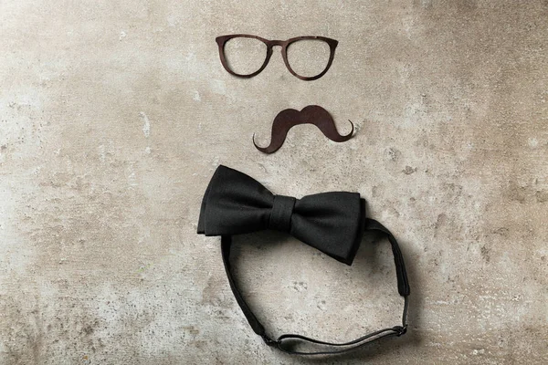 Μαύρο Μουστάκι Γυαλιά Και Παπιγιόν Γκρι Φόντο Ευτυχισμένος Ημέρα Του — Φωτογραφία Αρχείου