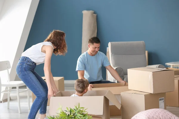 Familia Feliz Con Cajas Cartón Interior Mudándose Casa Nueva —  Fotos de Stock