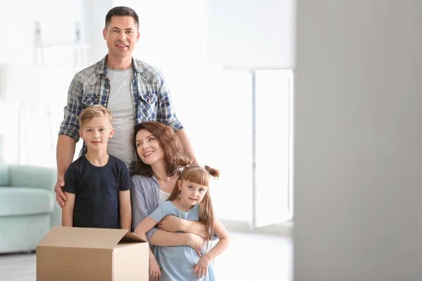 Familia Feliz Con Caja Cartón Interior Mudándose Casa Nueva —  Fotos de Stock