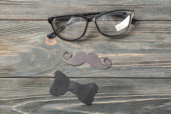 Moustache Noire Lunettes Noeud Papillon Sur Fond Bois Joyeuse Fête — Photo