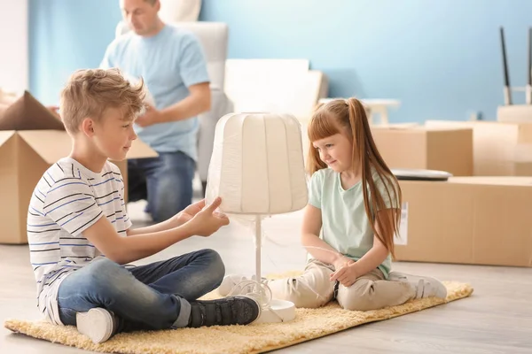 Bambini Carini Con Lampada Seduta Tappeto Casa Trasferirsi Una Nuova — Foto Stock