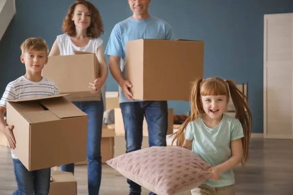 Família Feliz Com Caixas Papelão Dentro Casa Mudando Para Casa — Fotografia de Stock