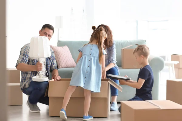 Happy Family Unpacking Box Indoors Moving New House — Stock Photo, Image