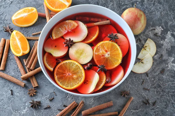 Tasty Drink Orange Apple Slices Bowl Grey Textured Background — Stock Photo, Image