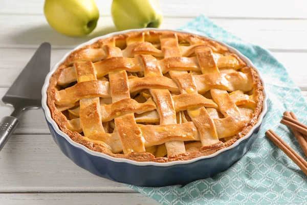 Plat Avec Délicieuse Tarte Aux Pommes Sur Fond Bois — Photo