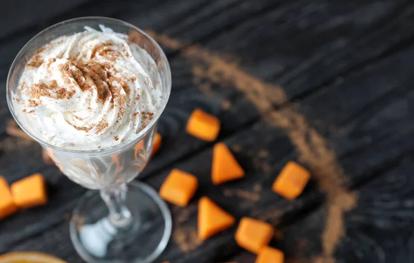 Vaso Latte Con Canela Calabaza Sobre Mesa Madera —  Fotos de Stock