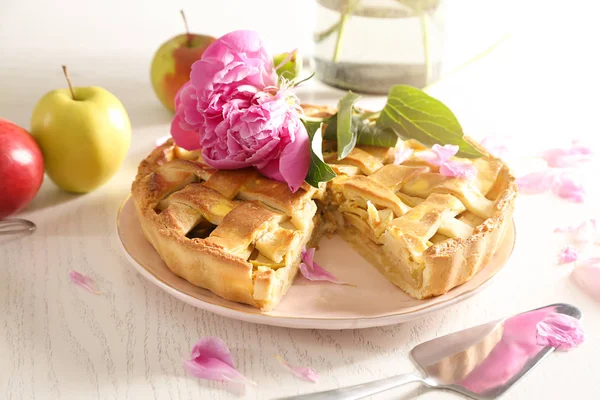 Assiette Avec Délicieuse Tarte Aux Pommes Sur Table Bois — Photo
