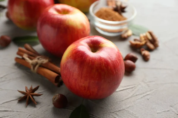 Fresh Ripe Apples Cinnamon Light Background — Stock Photo, Image