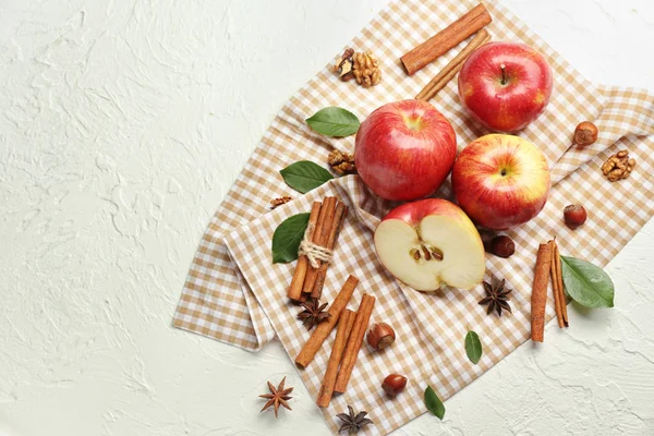 Fresh Ripe Apples Cinnamon Light Background — Stock Photo, Image