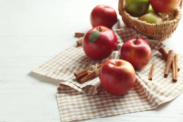 Frische Reife Äpfel Und Zimt Auf Dem Tisch — Stockfoto