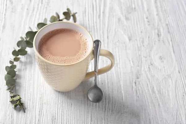 Чашка Вкусного Горячего Какао Белом Деревянном Фоне — стоковое фото
