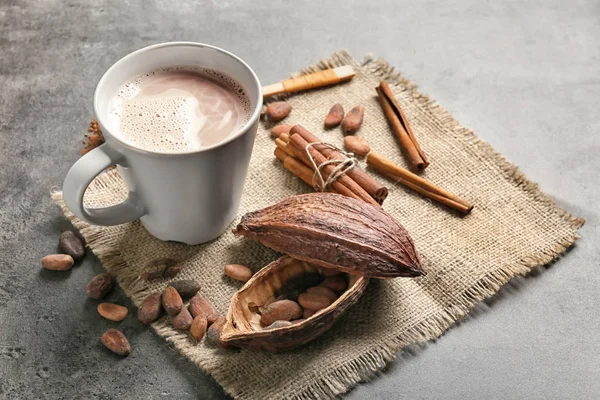 Composição Com Xícara Cacau Quente Delicioso Fundo Cinza — Fotografia de Stock