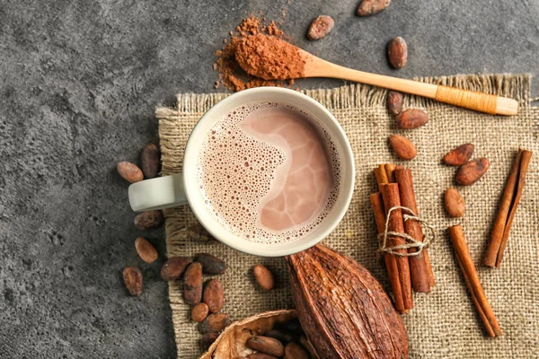 Composición Con Taza Delicioso Cacao Caliente Sobre Fondo Gris — Foto de Stock