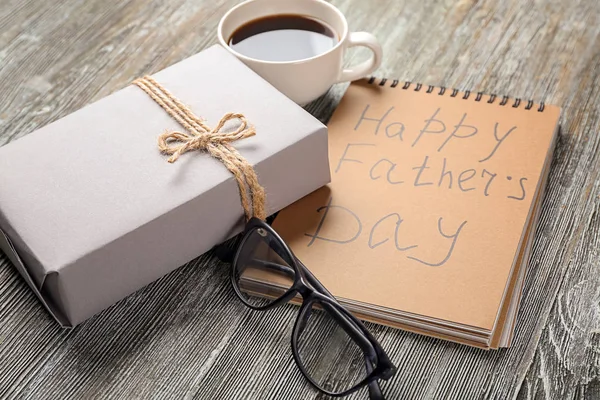 Presentbox Med Kopp Kaffe Glasögon Och Anteckningsbok Trä Bakgrund Happy — Stockfoto