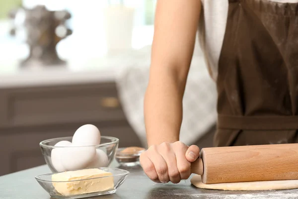 Mulher Rolando Massa Para Pães Canela Mesa — Fotografia de Stock