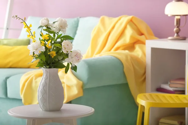 Vaas Met Mooie Bloeiende Bloemen Tafel Binnenshuis — Stockfoto