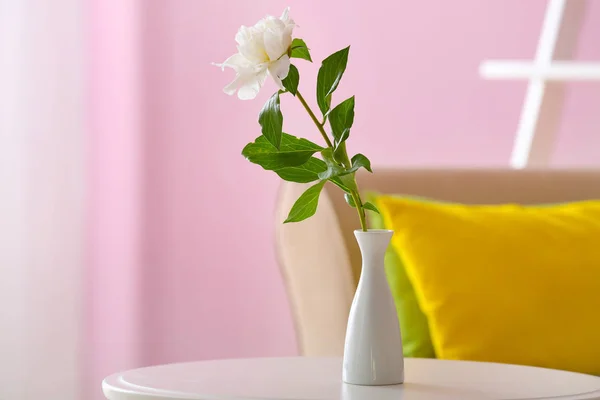 Vase Med Smuk Blomstrende Blomst Bordet Indendørs - Stock-foto