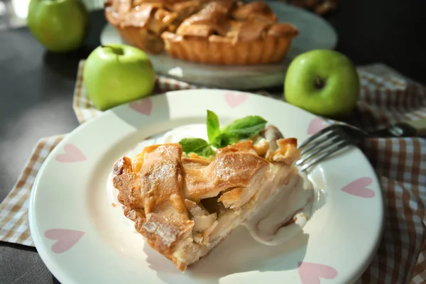 Placa Con Trozo Delicioso Pastel Manzana Helado Mesa Primer Plano — Foto de Stock